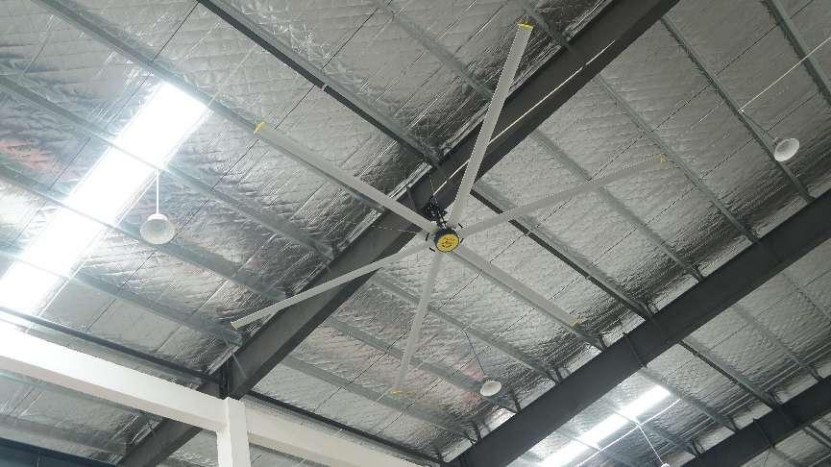Ventilateur industriel monté sur plafond en métal à débit d'air avec grade de protection contre le moteur IP55 et courant nominal de 2,8A