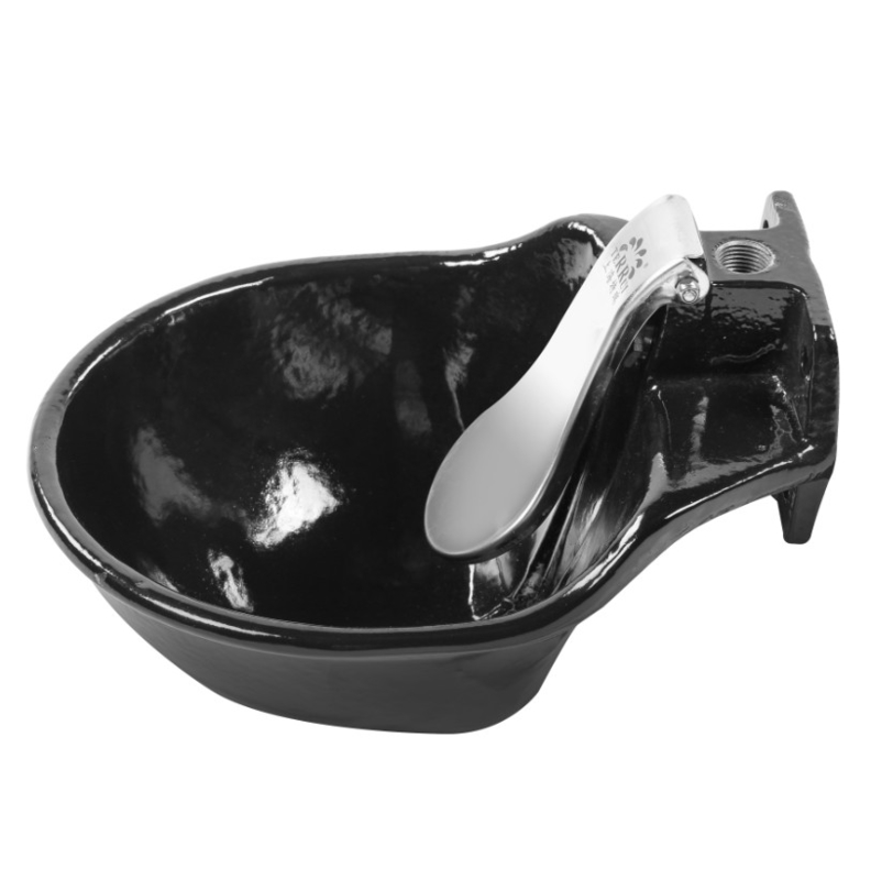 Une bouteille d'eau noire avec une capacité de 1,7 litre et un poids de 4,7 kg