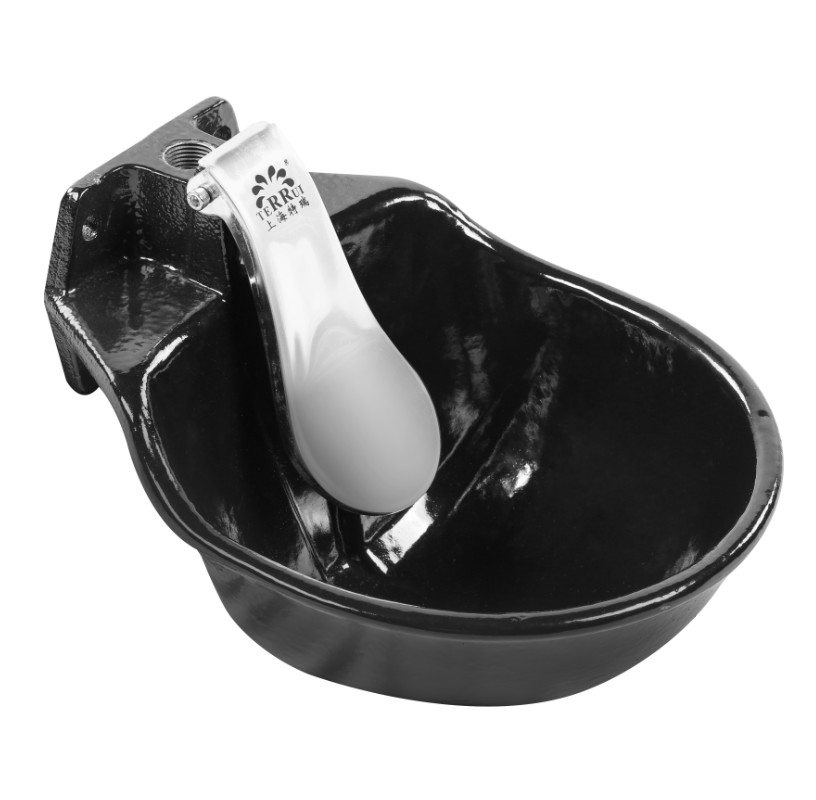 Une bouteille d'eau noire avec une capacité de 1,7 litre et un poids de 4,7 kg