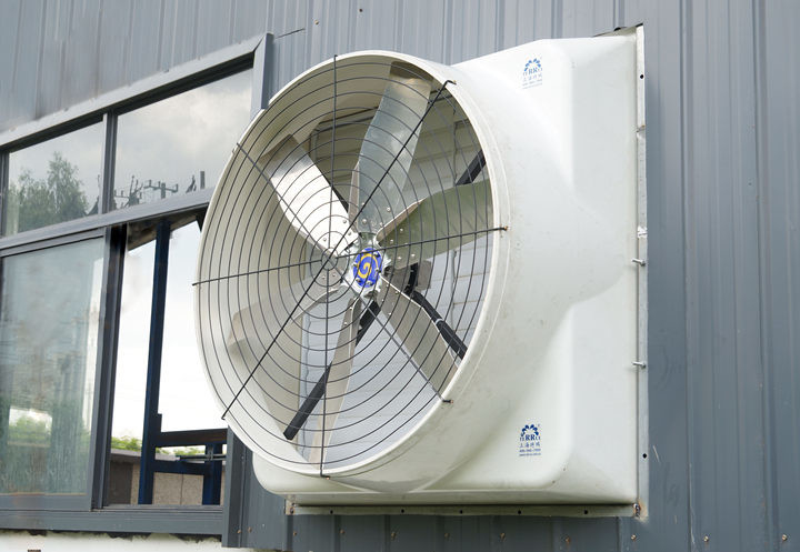 Ventilateur d'échappement industriel avec fibre de verre haute résistance installée sur le mur et volume d'air 56,4 m3/h