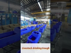 Résistant à 300 mm de hauteur Polyéthylène bleu à charge lourde réservoir d'eau pour le bétail avec débit